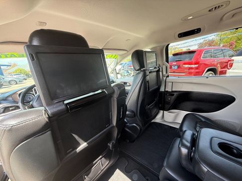 Used 2017 Chrysler Pacifica Touring-L Plus w/ Advanced Safetytec Group FWD image 18