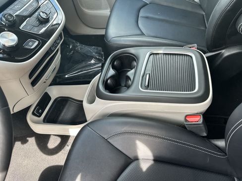 Used 2024 Chrysler Pacifica Touring-L FWD image 26