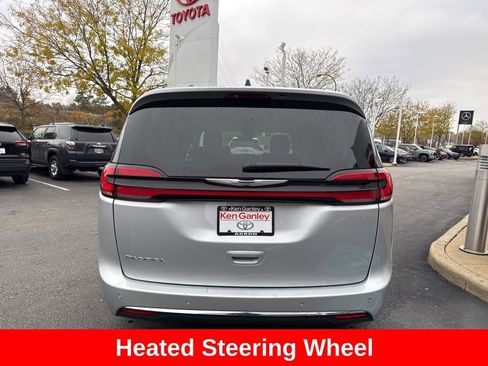 Used 2024 Chrysler Pacifica Touring-L image 6