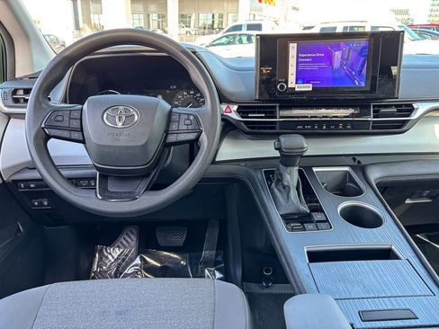 Certified 2025 Toyota Sienna LE image 23