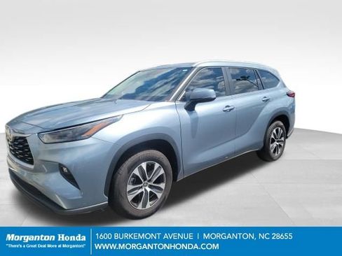 Used 2023 Toyota Highlander XLE FWD image 2