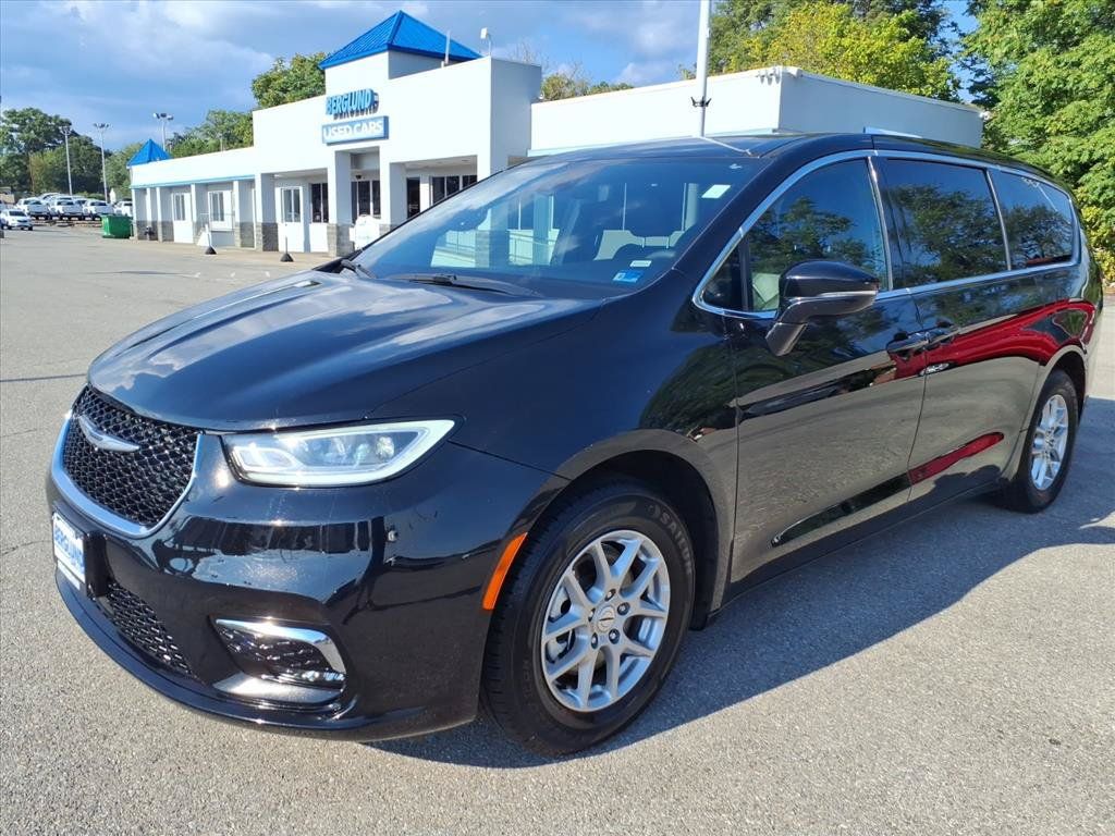 Used 2025 Chrysler Pacifica Select FWD image 8