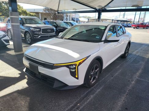 Used 2025 Kia K4 LXS image 1