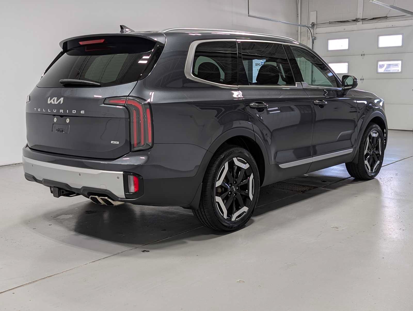 Used 2024 Kia Telluride EX w/ EX Captain's Chair Package AWD/4WD image 8