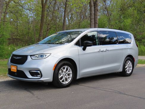 Used 2024 Chrysler Pacifica Touring-L FWD image 22