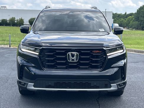 Certified 2025 Honda Pilot TrailSport image 3