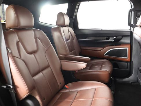 Used 2024 Kia Telluride EX w/ EX Captain's Chair Package image 37