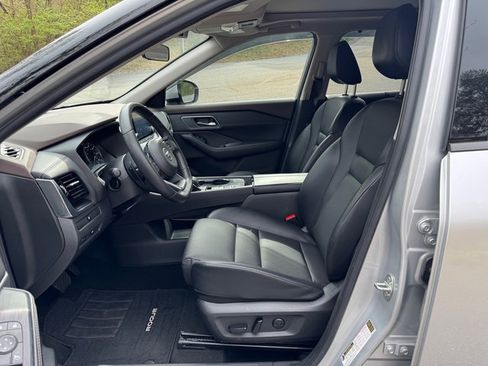 Used 2021 Nissan Rogue SV w/ Premium Package image 11