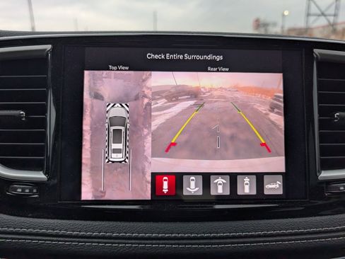 Used 2023 Chrysler Pacifica Touring-L image 18