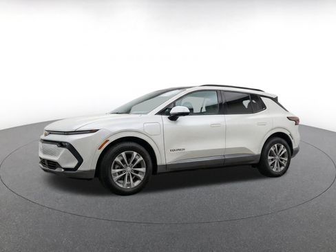 Used 2025 Chevrolet Equinox LT FWD image 3