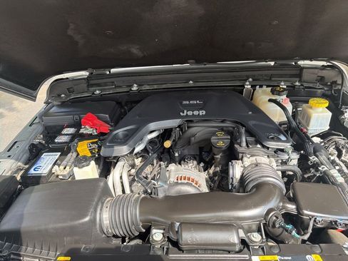 Used 2021 Jeep Gladiator Willys image 31