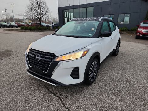 Used 2023 Nissan Kicks SV image 3