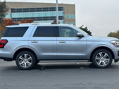 Used 2023 Ford Expedition Limited image 3