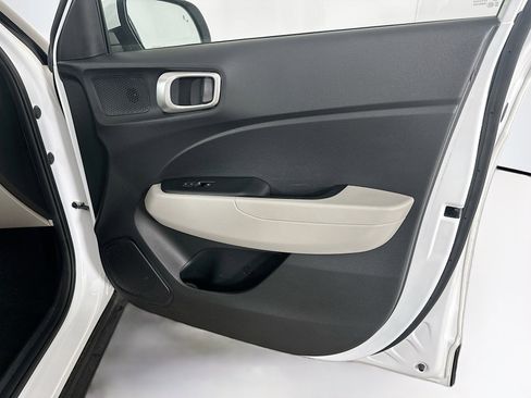 Used 2025 Hyundai Venue SEL image 30