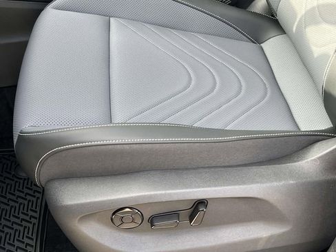 New 2026 Volkswagen Tiguan SE FWD image 13