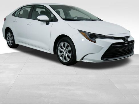 Used 2025 Toyota Corolla LE FWD image 2