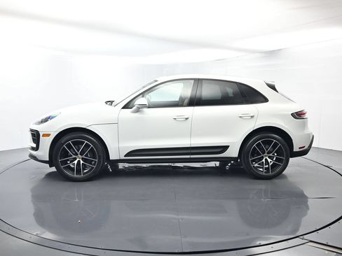 Certified 2025 Porsche Macan AWD/4WD image 2