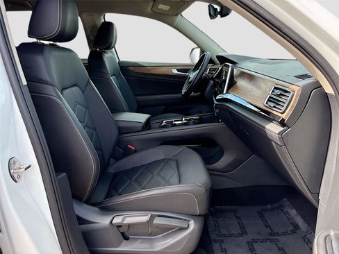 Used 2025 Volkswagen Atlas SE image 29