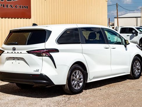 Used 2024 Toyota Sienna LE image 3