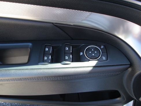 Used 2019 Ford Explorer XLT w/ Equipment Group 202A AWD/4WD image 14