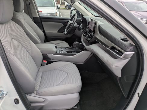Used 2023 Toyota Highlander LE image 32