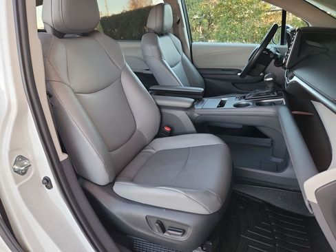 Used 2022 Toyota Sienna XLE image 22
