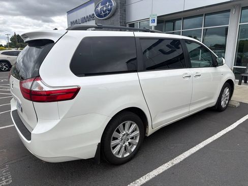 Used 2017 Toyota Sienna XLE AWD/4WD image 2