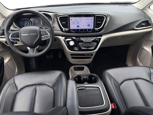Certified 2023 Chrysler Pacifica Touring-L image 10