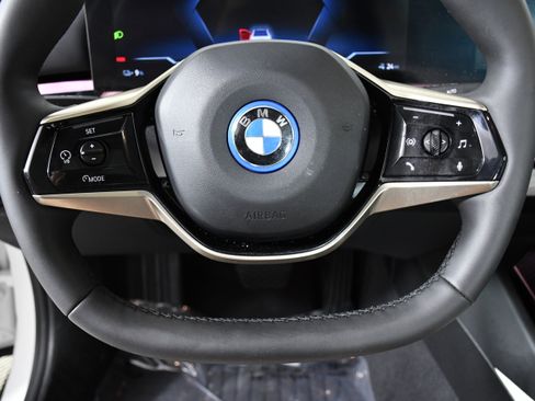 Used 2025 BMW i5 eDrive40i w/ Executive Package image 10