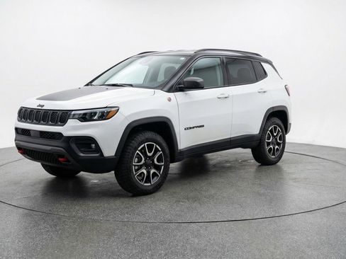 Used 2025 Jeep Compass Trailhawk image 3