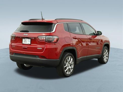 Used 2023 Jeep Compass Latitude w/ Sun and Sound Group AWD/4WD image 9