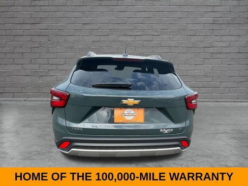 Used 2025 Chevrolet Trax LT FWD image 4