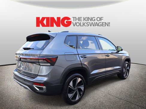 Used 2025 Volkswagen Taos SE w/ Panoramic Sunroof Package image 3