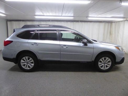 Used 2017 Subaru Outback 2.5i Premium image 8