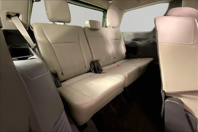 Used 2019 Ford Expedition XLT w/ Equipment Group 202A AWD/4WD image 24