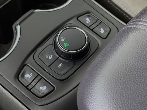 Used 2024 GMC Terrain SLE w/ Driver Convenience Package FWD image 22