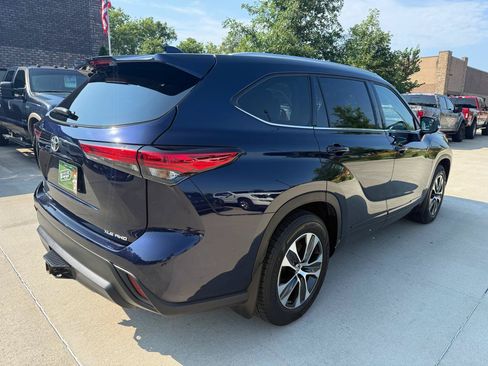Used 2022 Toyota Highlander XLE AWD/4WD image 4