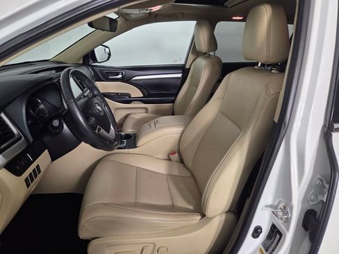 Used 2019 Toyota Highlander XLE FWD image 9