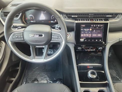 Used 2025 Jeep Grand Cherokee Laredo X w/ Luxury Tech Group I RWD image 30