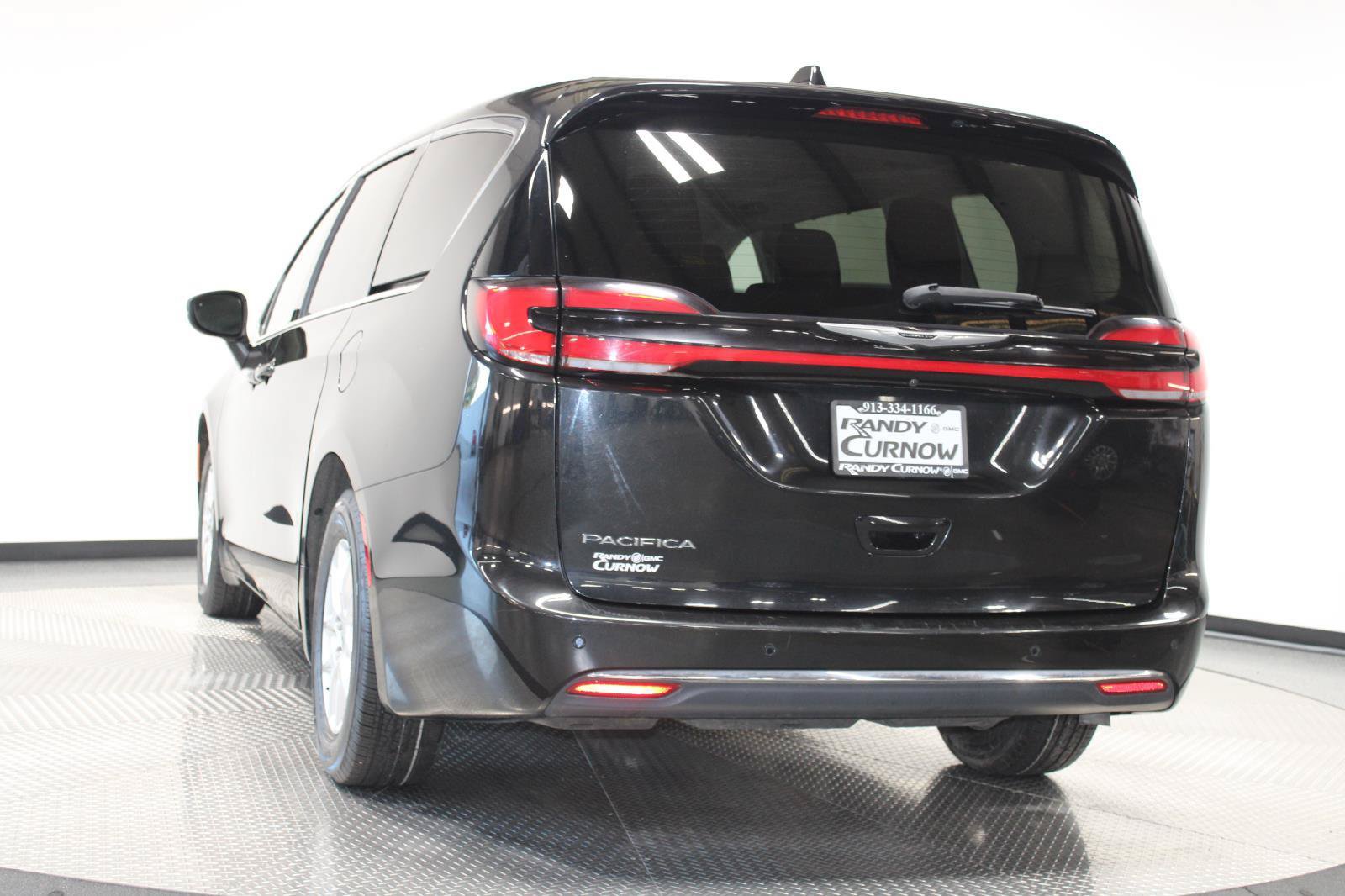Used 2023 Chrysler Pacifica Touring-L FWD image 9