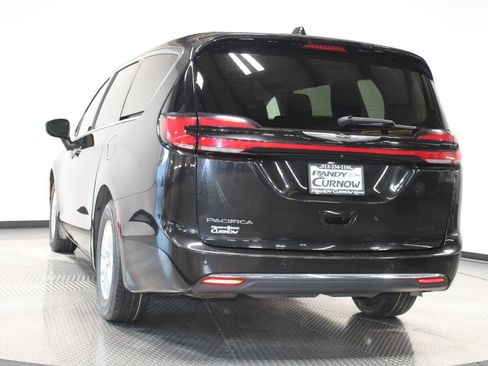 Used 2023 Chrysler Pacifica Touring-L FWD image 9
