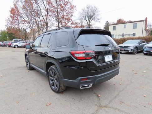 Used 2023 Honda Pilot Sport image 4