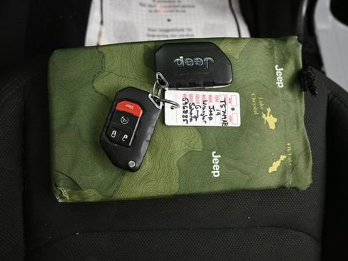 Used 2019 Jeep Wrangler Unlimited Sahara w/ Cold Weather Group AWD/4WD image 14