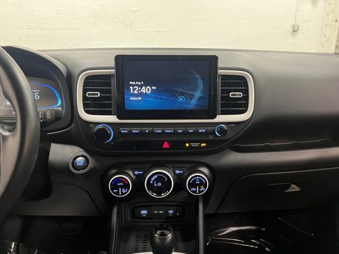 Used 2025 Hyundai Venue Limited FWD image 19