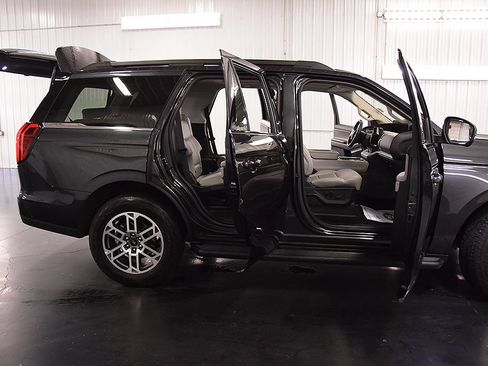 Used 2025 Ford Expedition Active AWD/4WD image 38