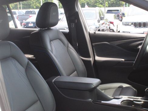 Used 2024 Buick Envista Sport Touring w/ Convenience I Package FWD image 33
