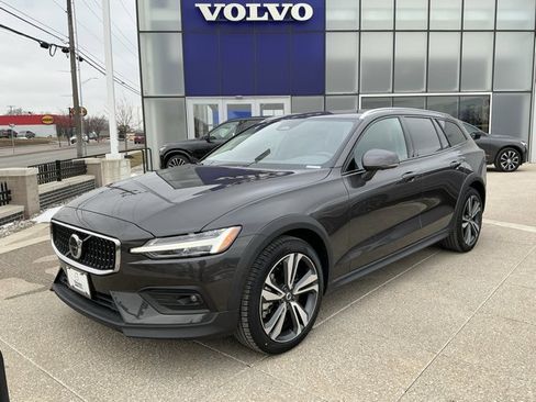 Certified 2025 Volvo V60 B5 Cross Country Plus image 2