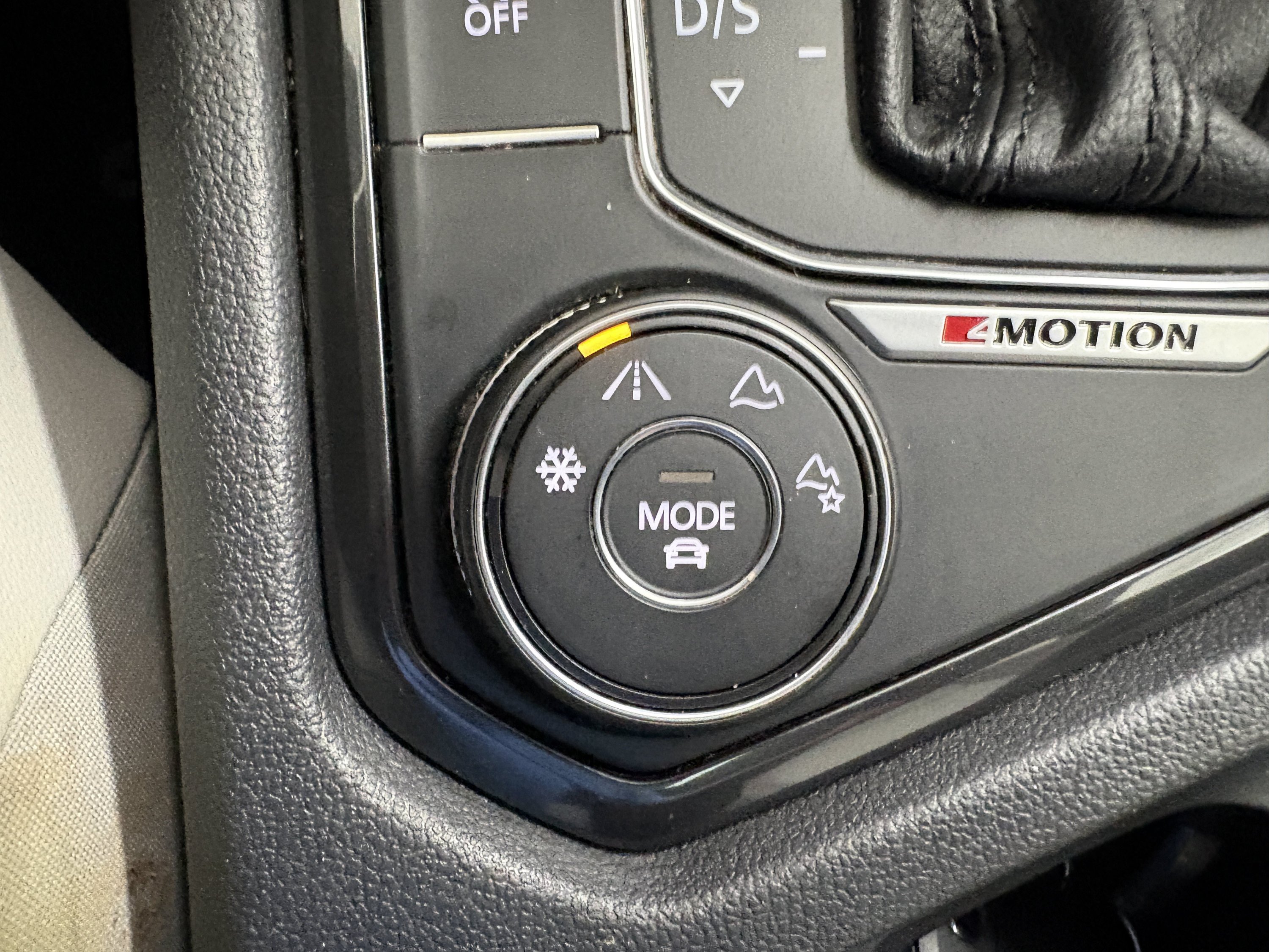 Used 2018 Volkswagen Tiguan SEL AWD/4WD image 23