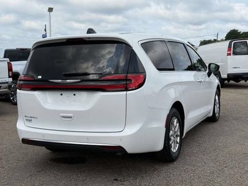 Used 2024 Chrysler Pacifica Touring-L FWD image 5