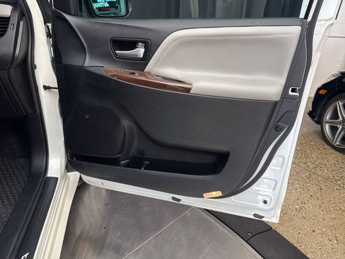 Used 2016 Toyota Sienna Limited AWD/4WD image 33